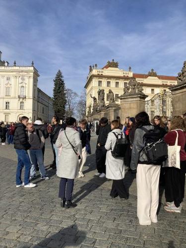 Literárněhistorická exkurze 4.ročníku, Praha 31.10.2025 (6)