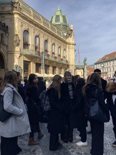 Literárněhistorická exkurze 4.ročníku, Praha 31.10.2025 (9)