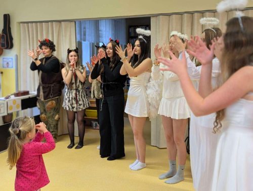 Mikuláš v režii žákyň pedagogického oboru  (12)