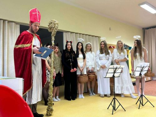 Mikuláš v režii žákyň pedagogického oboru  (13)