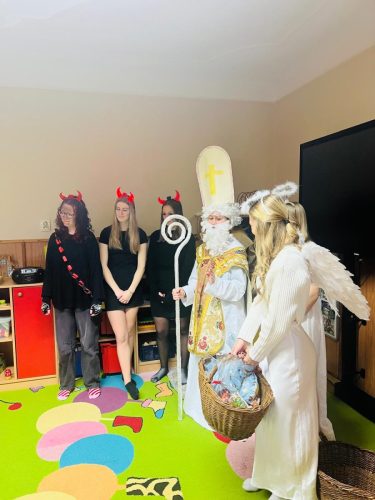 Mikuláš v režii žákyň pedagogického oboru  (2)