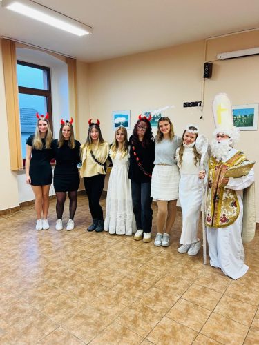 Mikuláš v režii žákyň pedagogického oboru  (4)