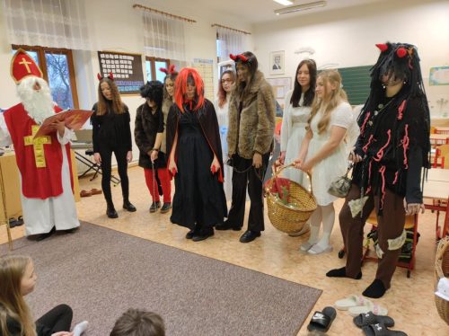 Mikuláš v režii žákyň pedagogického oboru  (5)