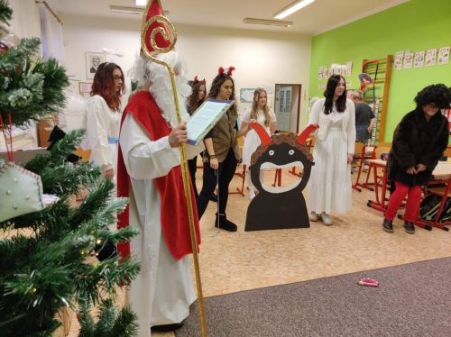 Mikuláš v režii žákyň pedagogického oboru  (6)