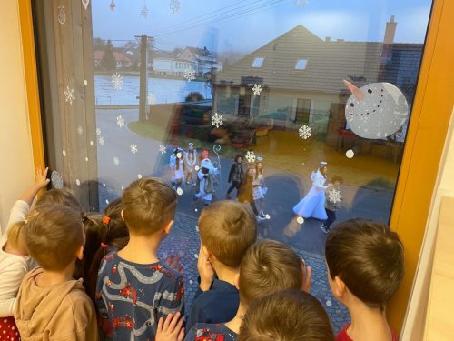 Mikuláš v režii žákyň pedagogického oboru  (7)