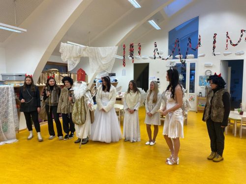 Mikuláš v režii žákyň pedagogického oboru  (8)