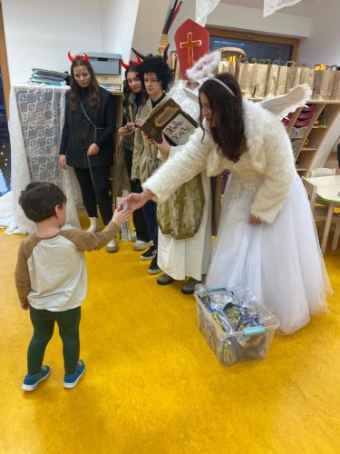 Mikuláš v režii žákyň pedagogického oboru  (9)