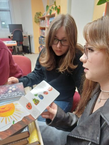 Pedagožky navštívily Městskou knihovnu v Telči (7)