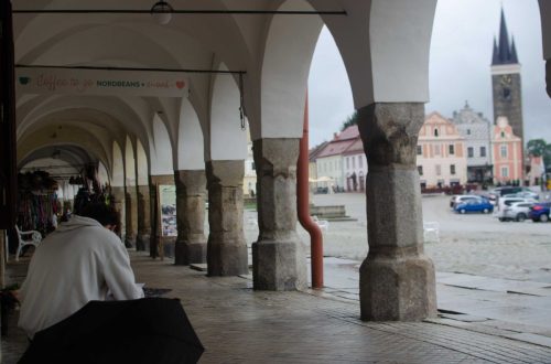 Studenti se nezalekli ani kreslení v dešti (1)