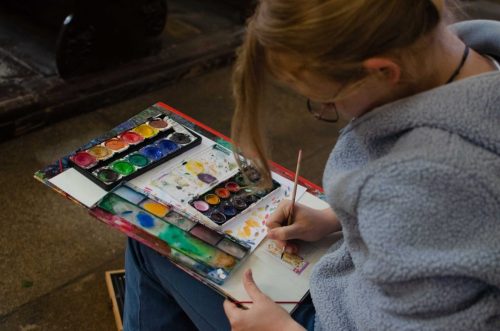 Studenti se nezalekli ani kreslení v dešti (11)