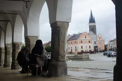 Studenti se nezalekli ani kreslení v dešti (2)