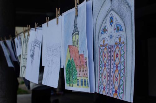 Studenti se nezalekli ani kreslení v dešti (24)