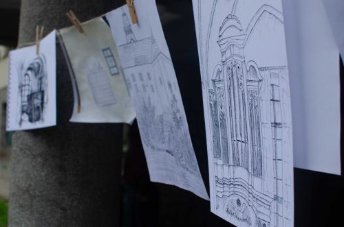 Studenti se nezalekli ani kreslení v dešti (26)