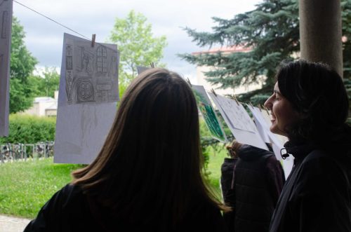 Studenti se nezalekli ani kreslení v dešti (29)