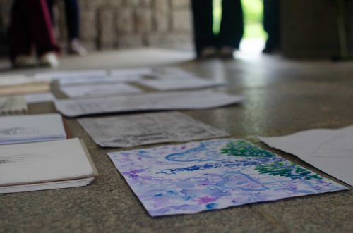Studenti se nezalekli ani kreslení v dešti (6)