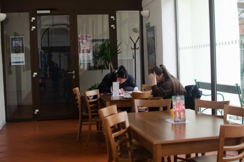 Studenti se nezalekli ani kreslení v dešti (8)